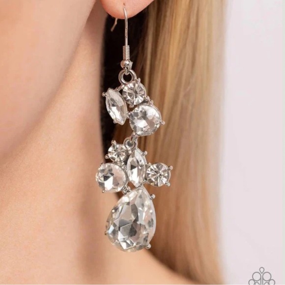 ⚪️💎⚪️ “RHINESTONE REVELER” WHITE RHINESTONE CRYSTAL EARRINGS ~ PAPARAZZI❗️⚪️💎⚪️ - Picture 2 of 5